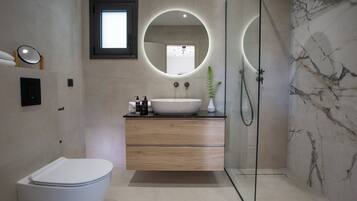 Een douche, een regendouche, designer toiletartikelen, een haardroger
