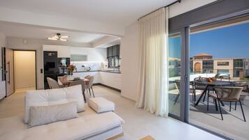 Suite, 2 Schlafzimmer | Wohnbereich | 50-Zoll-LED-Fernseher mit Premium-TV-Sendern