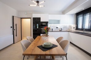 Sviitti, 2 makuuhuonetta | Yksityinen keittiö | Täysikokoinen jääkaappi, mikroaaltouuni, uuni, liesi