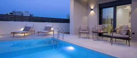 Suite - privat pool | Opholdsområde | 50-tommers LED-tv med premiumkanaler