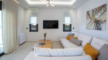 Suite, Private Pool | Bathroom | Shower, rainfall showerhead, designer toiletries, hair dryer