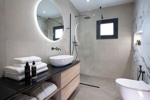 Suite, 2 slaapkamers | Badkamer | Een douche, een regendouche, designer toiletartikelen, een haardroger