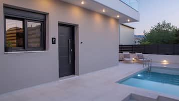 Suíte júnior, piscina particular | Área de estar | TV LED 50 polegadas com canais de TV premium