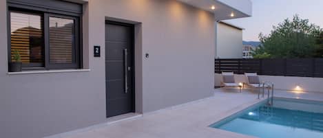 Suite Junior, piscine privée | Coin séjour | Télévision LED de 50 pouces avec chaînes thématiques