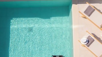Suíte, piscina particular | Terraço/pátio
