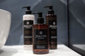 Suite, 2 slaapkamers | Badkamer | Een douche, een regendouche, designer toiletartikelen, een haardroger