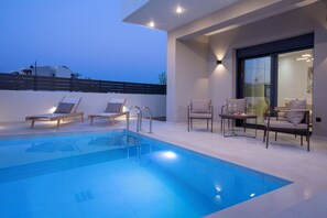 Suite, piscine privée | Coin séjour | Télévision LED de 50 pouces avec chaînes thématiques