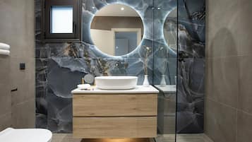 Suite Junior, piscine privée | Salle de bain | Douche, douche à « effet pluie », articles de toilette de luxe