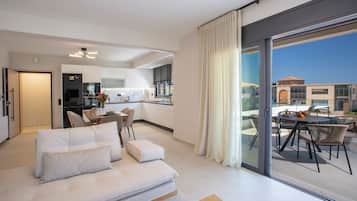 Suite, 2 slaapkamers | Woonruimte | Een 50-inch ledtelevisie met premium tv-zenders