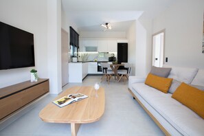 Suite – junior, privat basseng | Oppholdsområde | En 50-tommers LED-TV med førsteklasses TV-kanaler
