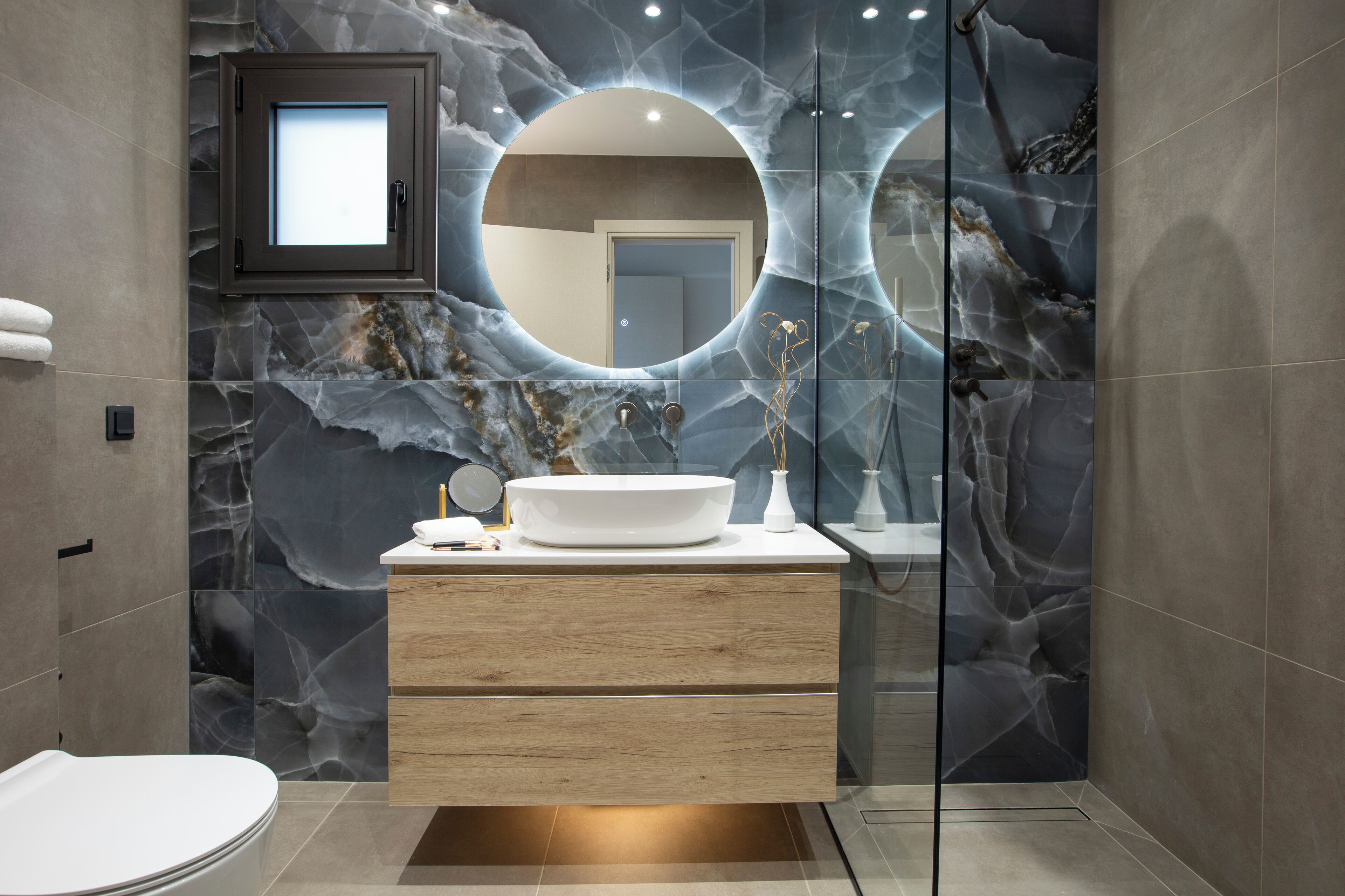 Junior-suite - privat pool | Badeværelse | Bruser, brusehoved med spredningseffekt, designertoiletartikler