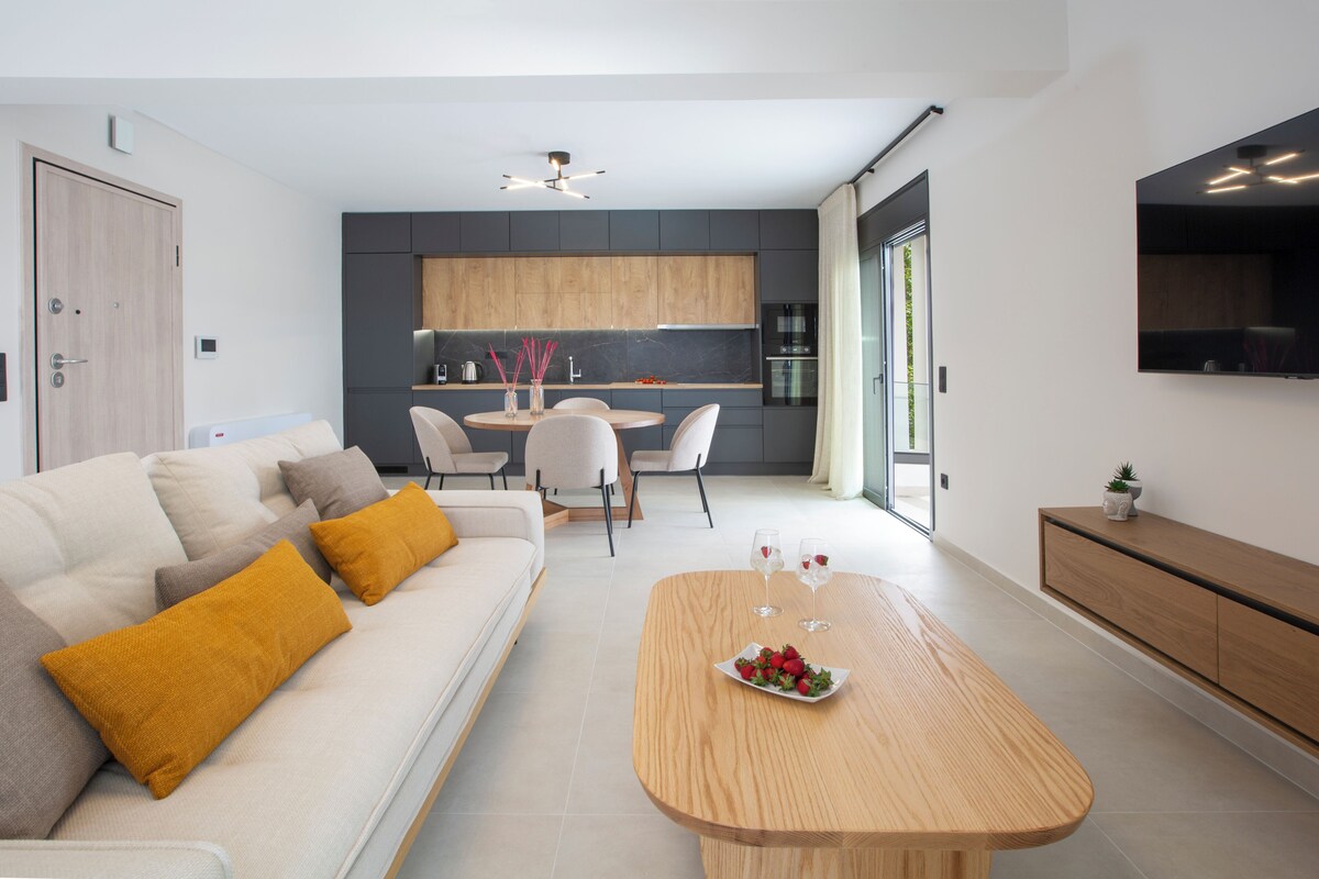 Suite, 1 habitación | Área de sala de estar | Televisión LED de 50 pulgadas con canales premium
