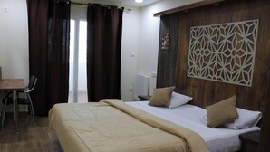 Premium bedding, minibar, laptop workspace, bed sheets
