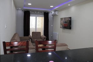 LÀgenhet Deluxe - privat badrum - vid stranden | SÀngtillbehör av högsta kvalitet, minibar och arbetsyta för laptop