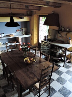 Kylskåp, ugn, spishäll och diskmaskin