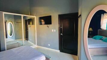 4 bedrooms, iron/ironing board, free WiFi, bed sheets