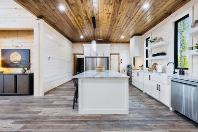 Moonlit Manor • Sleeps 21 • Hot Tub • Gamer Lounge • Karaoke • Scenic Views