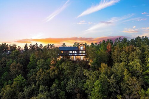 Moonlit Manor • Sleeps 21 • Hot Tub • Gamer Lounge • Karaoke • Scenic Views