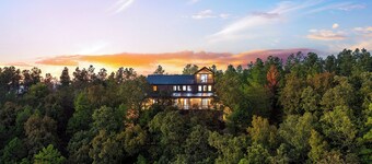 Moonlit Manor • Sleeps 21 • Hot Tub • Gamer Lounge • Karaoke • Scenic Views