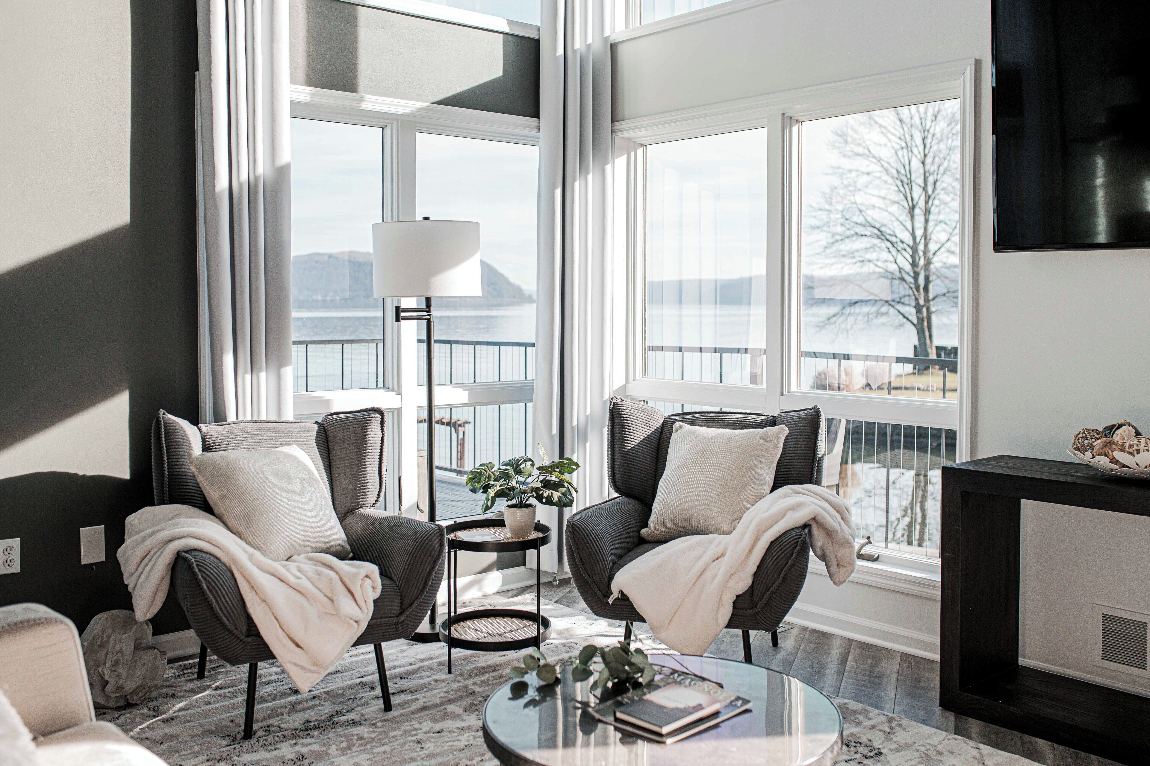 Una Smart TV, una chimenea, libros