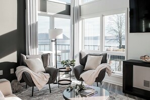 Smart TV, fireplace, books - Rivers Edge• Unique Kids Playroom + Stunning Water Views + Hot Tub  (Wrightsville)