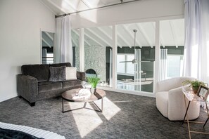 6 bedrooms, in-room safe, iron/ironing board, WiFi - Rivers Edge• Unique Kids Playroom + Stunning Water Views + Hot Tub  (Wrightsville)