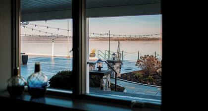 Rivers Edge• Unique Kids Playroom + Stunning Water Views + Hot Tub