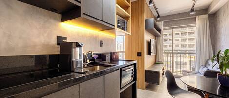 Refrigerador con freezer, microondas, horno, placa de cocina