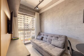 Deluxe-Studio, Stadtblick | Wohnbereich | 43-Zoll-Flachbildfernseher mit Digitalempfang, Netflix