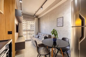 Deluxe-Studio, Stadtblick | Wohnbereich | 43-Zoll-Flachbildfernseher mit Digitalempfang, Netflix