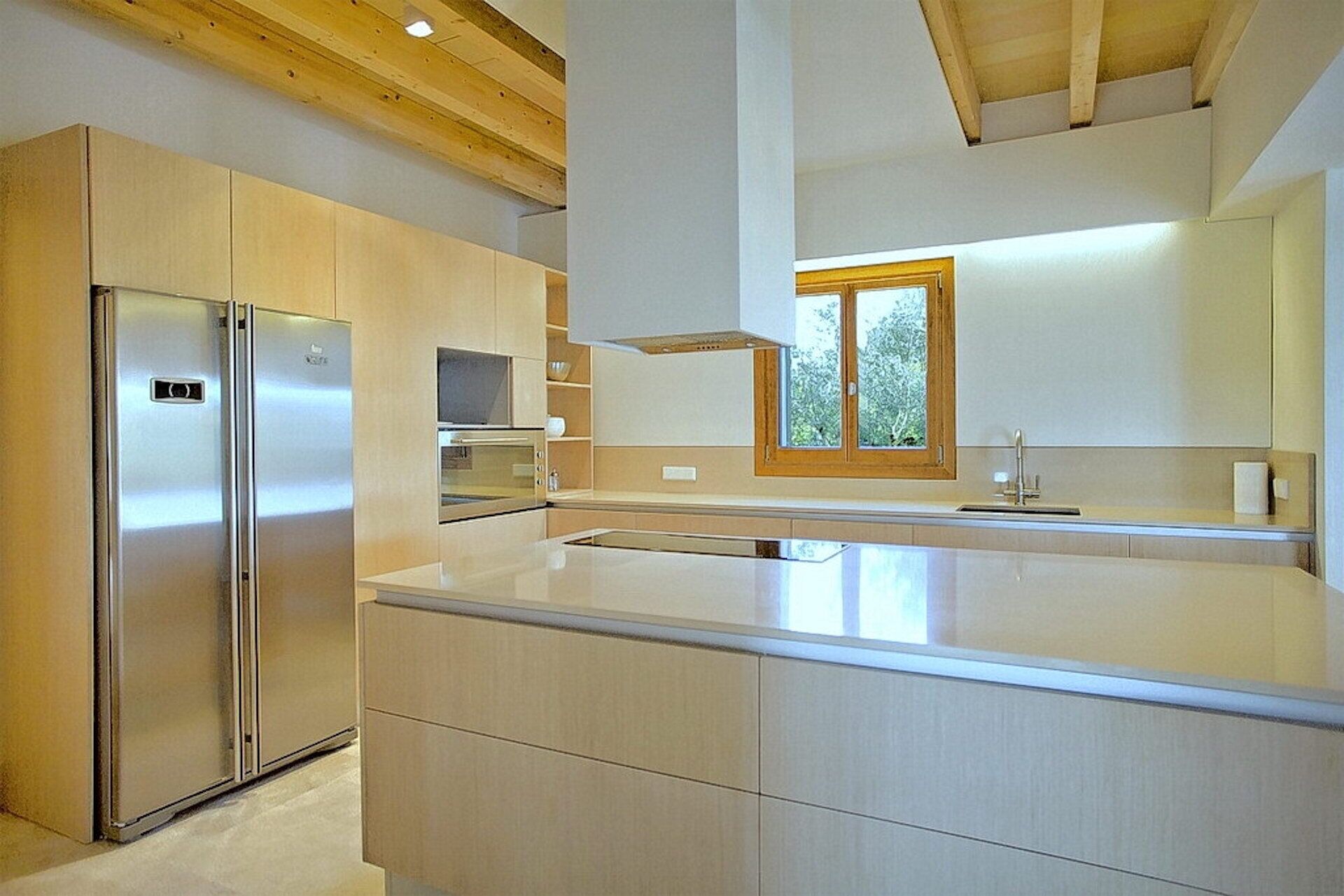 Een koelkast, een microgolfoven, een kookplaat, een vaatwasser