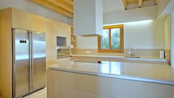 Een koelkast, een microgolfoven, een kookplaat, een vaatwasser