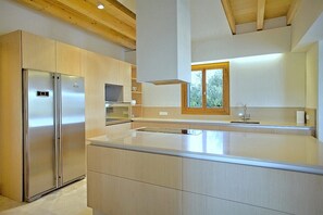 Geladeira, micro-ondas, cooktop, lava-louças