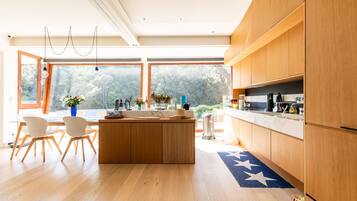 Køleskab, mikrobølgeovn, ovn, kogeplade