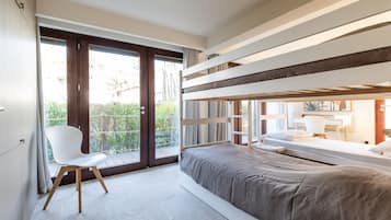 5 bedrooms, iron/ironing board, free WiFi