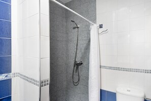 Shower, towels - Holiday Home 'Casa Buganvilla' with Private Pool, Private Terrace and Wi-Fi (Conil de la Frontera)