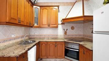 Frigorífico, microondas, placa de cocina y cafetera o tetera