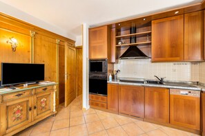 Fridge, microwave, oven, stovetop - Apartment 'Casa Lita E Jay A Vinigo' with Mountain View, Private Terrace and Wi-Fi (Vinigo)