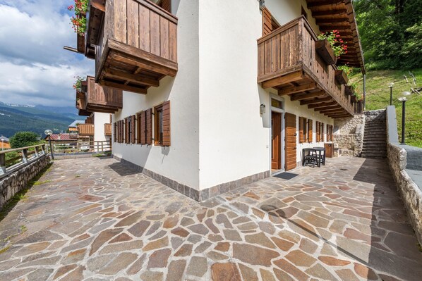 Exterior - Apartment 'Casa Lita E Jay A Vinigo' with Mountain View, Private Terrace and Wi-Fi (Vinigo)