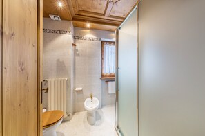 Regadera, amenidades de baño gratuitas, secadora de cabello, toallas 