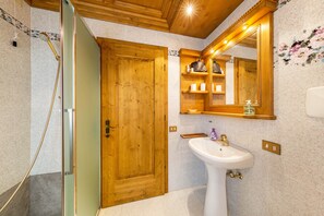 Regadera, amenidades de baño gratuitas, secadora de cabello, toallas 
