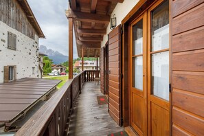 Exterior detail - Apartment 'Casa San Giovanni 1 A Vinigo' with Mountain View, Private Terrace and Wi-Fi (Vinigo)