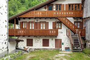 Exterior detail - Apartment 'Casa San Giovanni 1 A Vinigo' with Mountain View, Private Terrace and Wi-Fi (Vinigo)