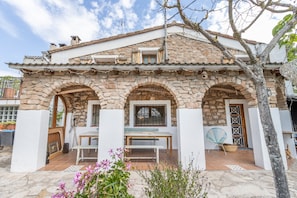 Outdoor dining - Holiday Home 'Can Favo' with Mountain View, Private Pool and Air Conditioning (Copons)