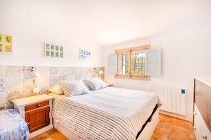 4 عدّة غرف نوم ومكواة/لوح كي وواي فاي مجانًا وملاءات أسرّة