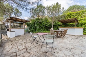 Outdoor dining - Holiday Home 'Can Favo' with Mountain View, Private Pool and Air Conditioning (Copons)