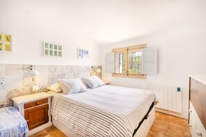 4 bedrooms, iron/ironing board, free WiFi, bed sheets