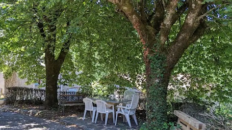 Outdoor dining. Country House – Comfort, Private Garden, and a Nature Retreat in Cambounès