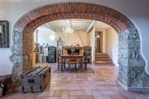 المنشأة من الداخل