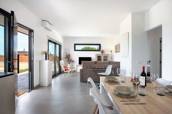 Dining - Holiday Home 'Casa Valle' with Private Pool, Wi-Fi and Air Conditioning (Conil de la Frontera)